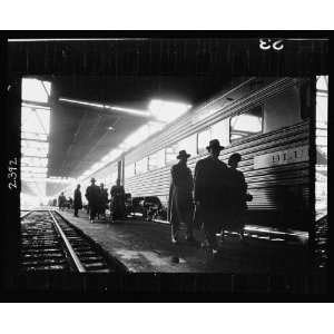   Commuters walking,Platform,Train,Stanley Kubrick,1949