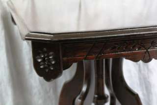 L219 ANTIQUE VICTORIAN ORNATE WALNUT OCCASIONAL / PARLOR TABLE  